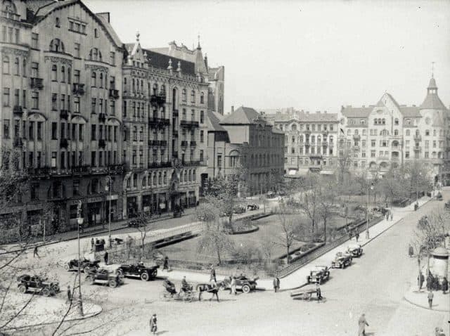 Spacer po przedwojennej Warszawie.