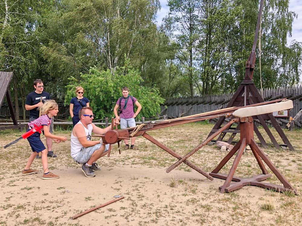 Strzelanie z trebusza - jedna z atrakcji na Szlaku Piastowskim.