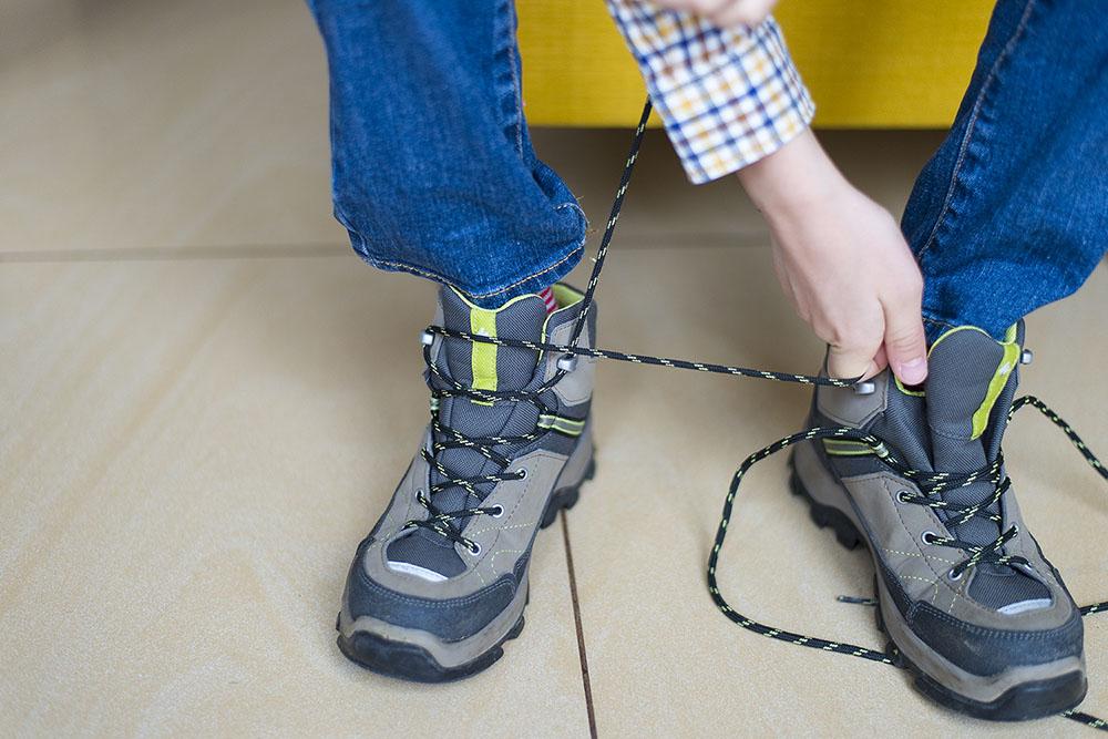 samodzielność dziecka to np. wiązanie sobie samemu butów.