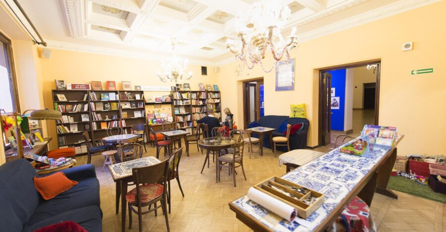 Tarabuk to księgarnia dla dzieci i kawiarnia mieszcząca się w Teatrze Lalka w Warszawie.