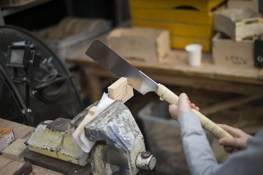 W FabLab Wbijaj dzieci uczą się jak używać piły, wiertarki i innych narzędzi. 