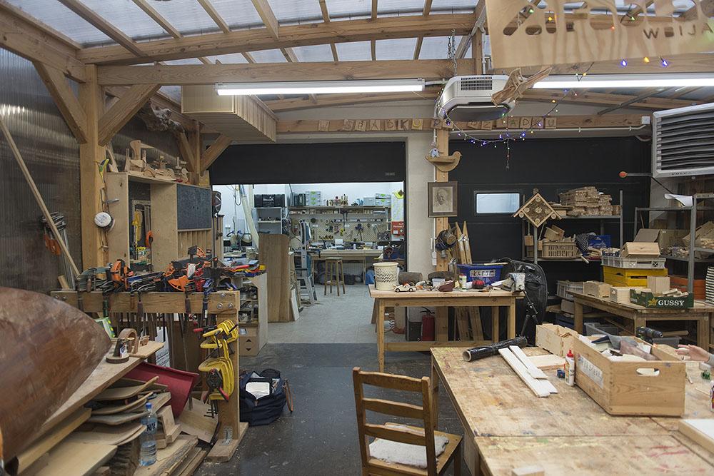 Wnętrze rodzinnego warsztatu stolarskiego FabLab Wbijaj