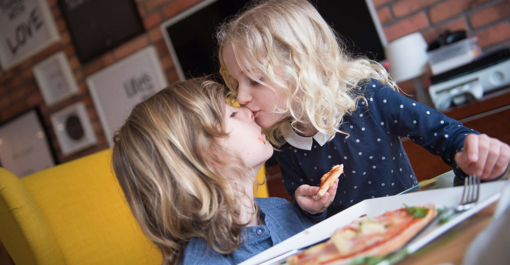 Kto nie lubi pizzy?! Domowa pizza to obiad, który zrobisz w pół godziny i który zasmakuje Twoim dzieciom!