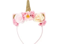 Souza! - Opaska z Kwiatami i Złotym Rogiem Elegancja Holenderskiego Designu Opaska z kwiatami i rogiem jednorożca marki Souza! to kwintesencja holenderskiego designu. Subtelność i finezja opaski podkreślają spore, materiałowe kwiaty oraz złoty, brokatowy róg jednorożca. W jasnych odcieniach różu i kremu, opaska jest idealnym dodatkiem na różne okazje. Wyjątkowy Komfort Użytkowania Opaska, wykonana z delikatnej satynowej tkaniny, nie tylko zachwyca wzornictwem, ale także zapewnia niezrównany komfort. Optymalna szerokość (1 cm) sprawia, że opaska nie uciska, a lekkość materiału sprawia, że jest przyjemna w noszeniu zarówno na co dzień, jak i na eleganckie przyjęcia. Doskonały Prezent dla Małych Dam Ze względu na swoją uniwersalność, opaska Souza! świetnie sprawdzi się jako stylowy prezent dla małych dam o wieku 3+. Wyjątkowy design i wysoka jakość wykonania to gwarancja zachwytu obdarowanej osoby. Dane Techniczne Wiek 3+ Skład Poliester, Plastik Design Holandia Wymiary 26 x 17 x 3 cm Stylowy Dodatek na Wszystkie Okazje Niech opaska Souza! stanie się nieodłącznym elementem codziennego oraz wyjątkowego stylu. Holenderska jakość i unikalny design połączone w jednym wyjątkowym dodatku.