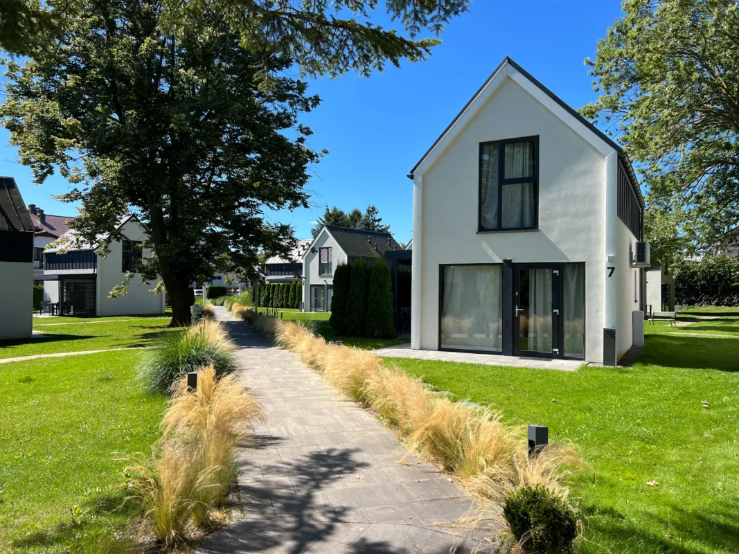 Rodzinny raj nad Bałtykiem: Villa Hoff w Trzęsaczu – miejsce, do którego chce się wracać